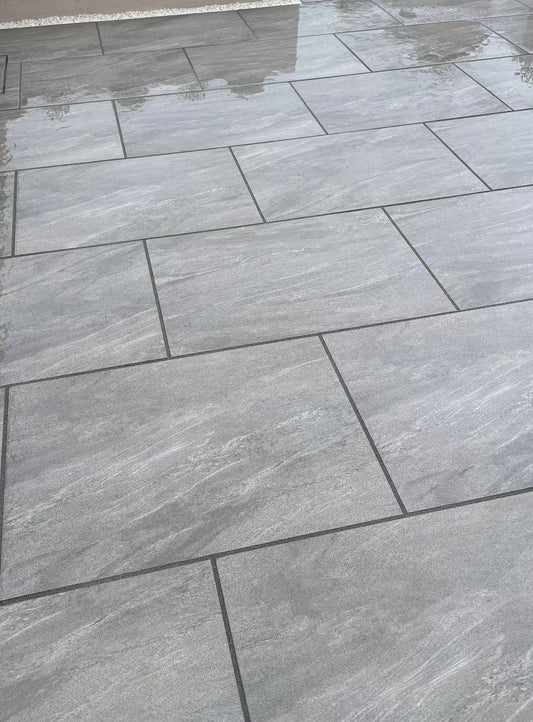 Anthracite Lite Porcelain Paving Slabs – Light grey tones with subtle texture for a sleek and modern outdoor patio finish.