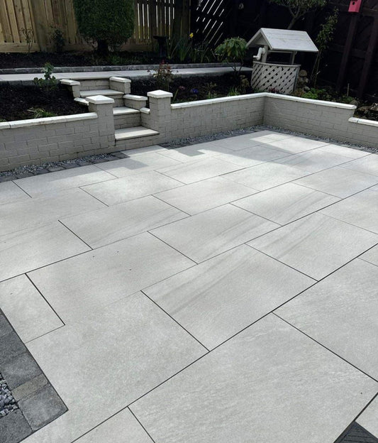 Everest Pearl Paving Slabs – soft white outdoor tiles with a smooth textured finish, ideal for contemporary patios and garden spaces.