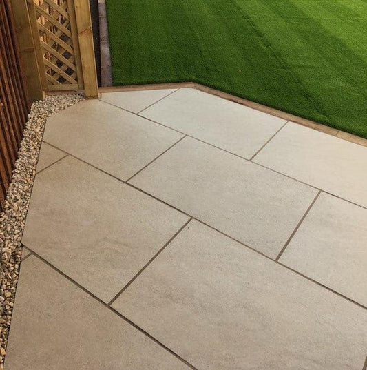 Hammerstone Beige Paving Slabs – warm beige tones with a textured stone finish, perfect for classic and natural-looking patios
